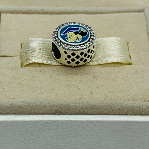 🔥🔥Pandora Class Of 2023 Mickey Mouse Graduation Charm - Picture 3 of 6